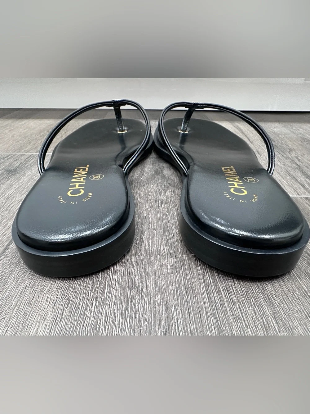 2026 CHANEL Black leather GOLD CC Logo FLIP FLOP Slides Flat Sandals 41.5C BLAZY
